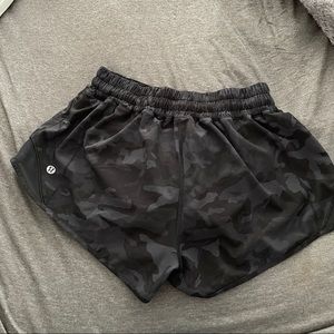 Lulu lemon Camo 2.5in Hotty Hot shorts size 6 barely worn